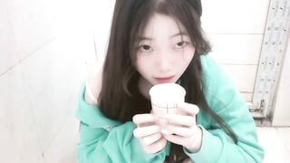 nhỏ chơi dơ! tè ra ly nhựa, rồi uống ~~