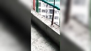 T đi phụ hồ mà cx k để cc t yên nữa, dm cmay nỗi lòng phụ hồ