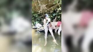 Rủ e ny đi tắm sông và cái kết, Đang tắm thì lôi hàng 30cm ra chịch
