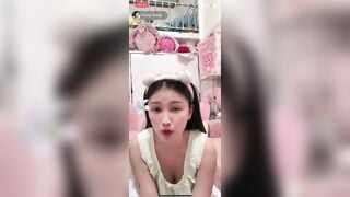 không mặc đồ lót ngồi live bán hàng