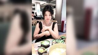 Đang ăn mà em cứ gạ đụ