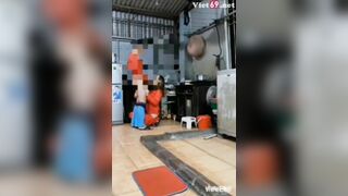 Thanh niên tốc váy vợ thg bạn sờ quần hiếp dâm luôn trong bếp
