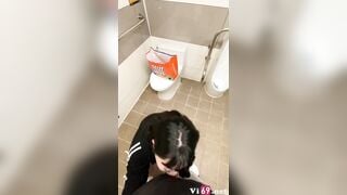 Lén bú cu thg bạn trong wc nam bị mấy a nv phát hiện