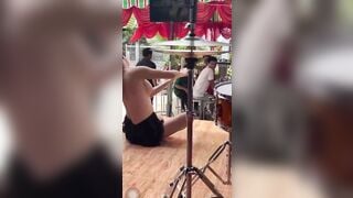 Bà già bệnh hoạn khóa thân nhảy giữa tiệc