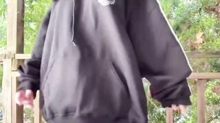Em gái show hàng nude ngoài ban công cực nứng