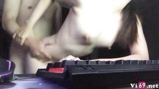 Đang ngồi làm việc thì em cởi đồ làm luôn một nháy trên bàn 2