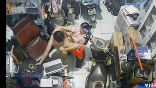 Quay lén cặp đôi địt trong tiệm đồ cũ bị khách hàng phát hiện phốt