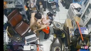 Quay lén cặp đôi địt trong tiệm đồ cũ bị khách hàng phát hiện phốt