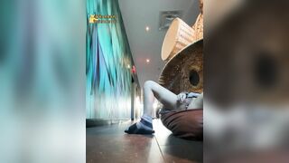 Em gái banh lồn ra giữa trung tâm siêu thị thủ dâm