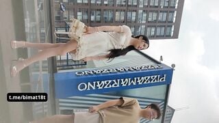 🌸Quay Lén Dưới Váy Em Đang Chụp Hình Ở Cao Ốc Thấy Cả Lông Lồn Đen Thui🌸