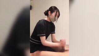 Thanh niên đi wax lông cu được e nhân viên sục bắn tinh luôn