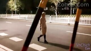 Trần truồng public dạo phố em này chơi chất hết nước cất luôn