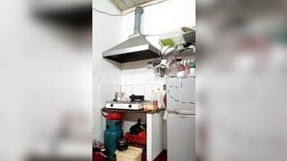 Nấu ăn mà mặc đồ muốn đít quá