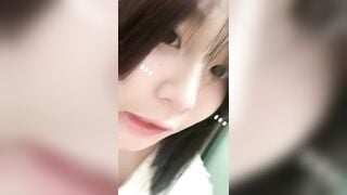 Vào máy con em gái xem thì phát hiện ra clip tự quay của nó