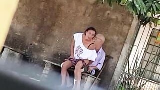 Quay lén lão già mua dâm gái trẻ trên đường phố