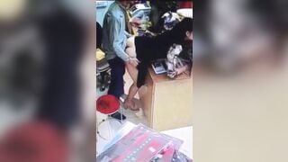Con vợ khốn nạn cho ông hàng xóm địt tại shop