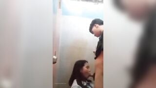 đụ em học sinh trong nhà vệ sinh
