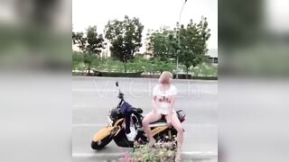 Cho con bồ ra giữa đường show lồn để kiếm tiền