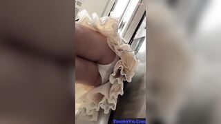 Quay trộm dưới váy gái xinh trên tàu điện
