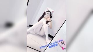 lẻn vào phòng và cưỡng hiếp con gái mình một cách dã man để giải tỏa ham muốn