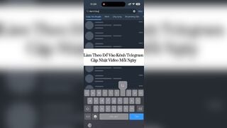 Bé học sinh vào nhà tắm show nude