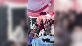 Gái Trên Bản Nhảy Đám Cưới Cực Sung :)))