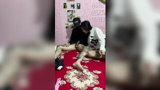 Thw thg e trai tự xử nên chị gái vào thủ dâm giúp búcu lm e sướng vl ra
