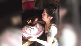 Em nhân viên sinh nhật được mút bánh kém hình cặc