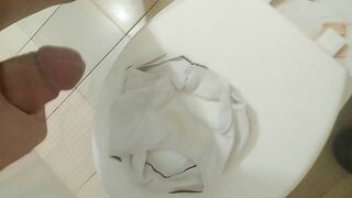 Tiếp tục thủ dâm bằng quần lót của e học sinh lớp 10 ở phòng trọ bên cạnh