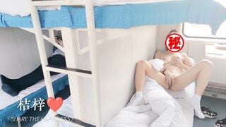 Em gái khỏa thân thủ dâm ngay trên tàu điện ngầm