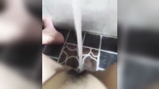 Gái dâm lấy vòi nước xịt mạnh vào cái lồn dâm thèm địt