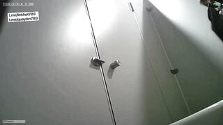 Quay lén toilet văn phòng 13