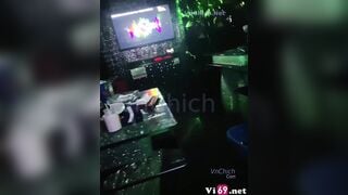 Cuối tuần đi karaoke khỏa thân ăn nhậu cùng anh em, vậy nó mới đẳng cấp chứ