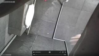 Quay lén WC công cộng 9