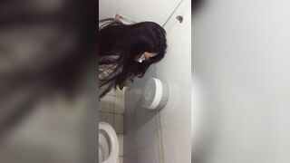Quay lén WC công cộng 18