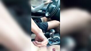 anh đang lái xe mà em cởi quần bắt anh móc