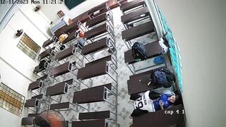 Học sinh chịch nhau trong lớp
