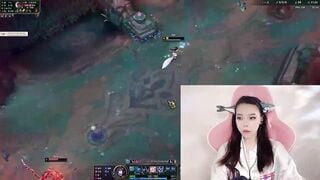 Em Gái Game Thủ Vừa Chơi Game Vừa Show Hàng Thủ Dâm Phần 3