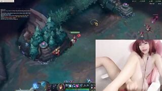 Em Gái Game Thủ Vừa Chơi Game Vừa Show Hàng Thủ Dâm Phần 4