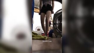 Quay lén 2 chị gái làm tay vịn thay đồ nói chuyện