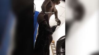 Quay lén 2 chị gái làm tay vịn thay đồ nói chuyện