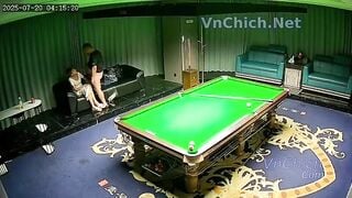 Thua ván bi a không có tiền trả đành đưa vợ mình cho bạn địt