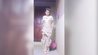 em teen mới lấn tập tành show vú bướm non