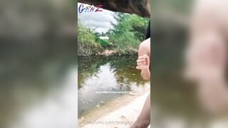 Gái già show vú ngoài biển