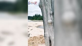 Gái già show vú ngoài biển