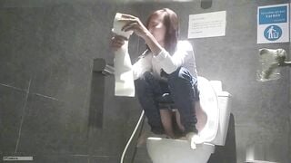 (Quay Lén) Clip Quay Lén Gái Đi Đái Trong Nhà Vệ Sinh Phần 5