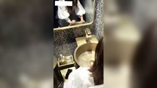 Nhanh lên em còn đi học