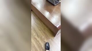 A giám đốc mở cửa nhân trần với e thư kí ngọt nước trước khi đi tiệc