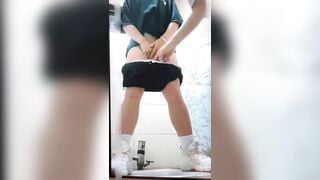 Con Nhỏ Đi Đái Mà Cũng Không Yên Với Nó Nữa