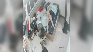 (Hack Cam) Em Gái Không Mặc Gì Nằm Bấm Điện Thoại Vừa Thủ Dâm